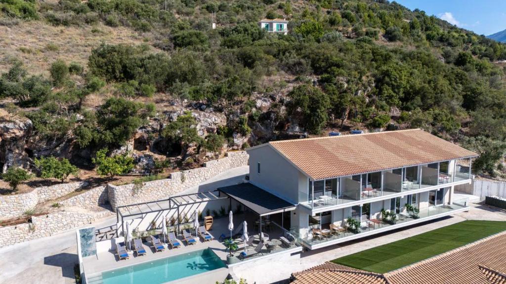 an aerial view of a house with a swimming pool at Zofeni in Póndi