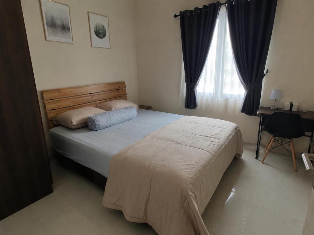 a bedroom with a bed and a window at Vrh Beograda Villa 2 in Zaječar