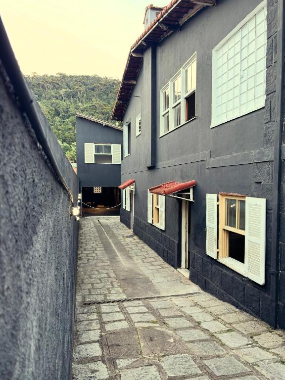 an empty alley with a building in the background at Pousada Marduk excelente localização suites simples Dispensamos hóspedes exigentes in Teresópolis