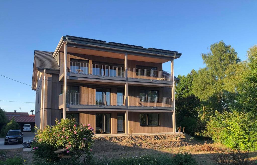 a building with balconies and a car parked in front of it at Ferienhaus im Günztal in Lauben