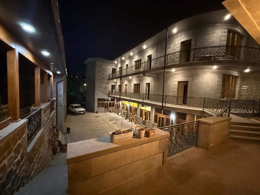un condominio con cortile di notte di Rubin Hotel a Goris