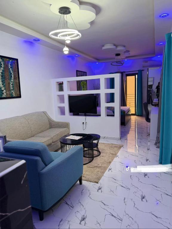 ein Wohnzimmer mit Sofa und Fernseher in der Unterkunft Studio in Saly Portudal