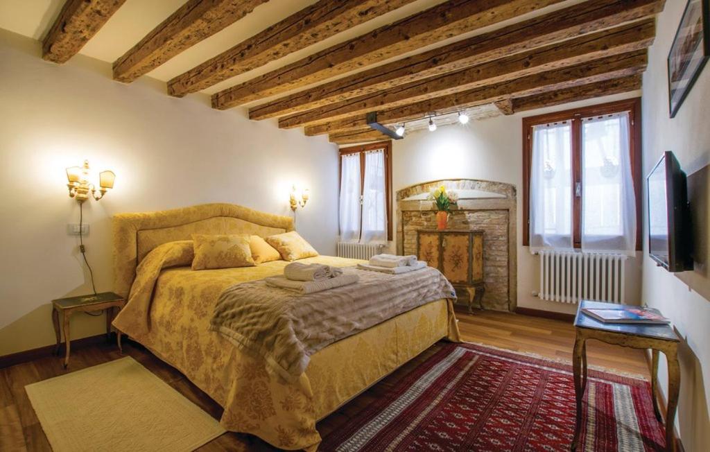 ein Schlafzimmer mit einem großen Bett und einem Kamin in der Unterkunft Ca' Bottacin in Venedig