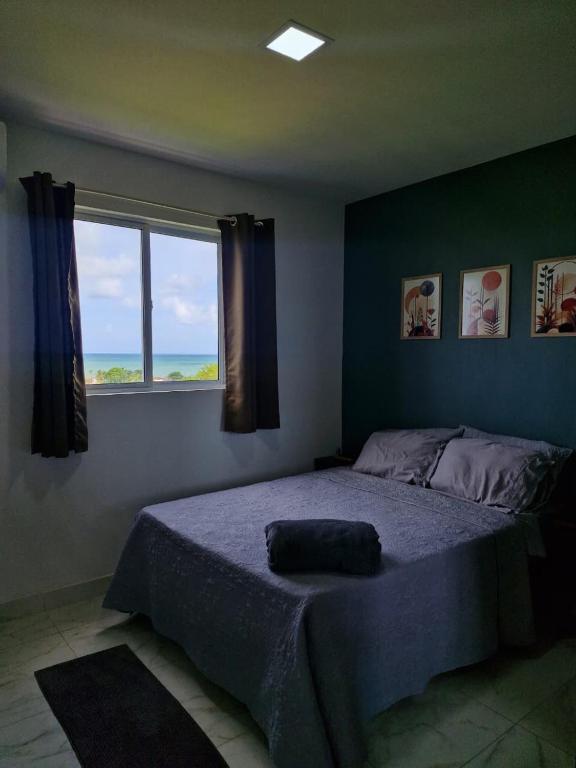 a bedroom with a large bed with a window at Apartamento 201 Mar in Conde