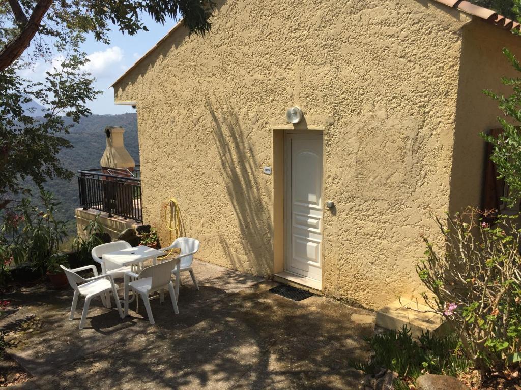 a table and chairs in front of a building at Les Asphodèles in Partinello