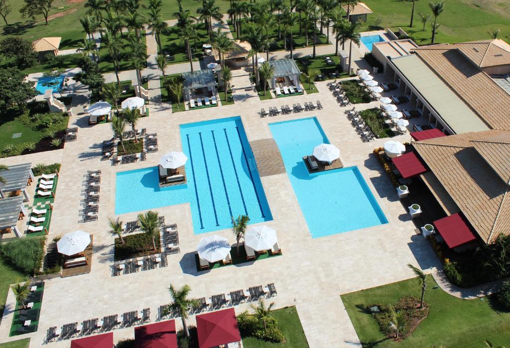 uma vista superior de uma piscina num resort em Green Village Hotel e Restaurante em Águas de Santa Barbara