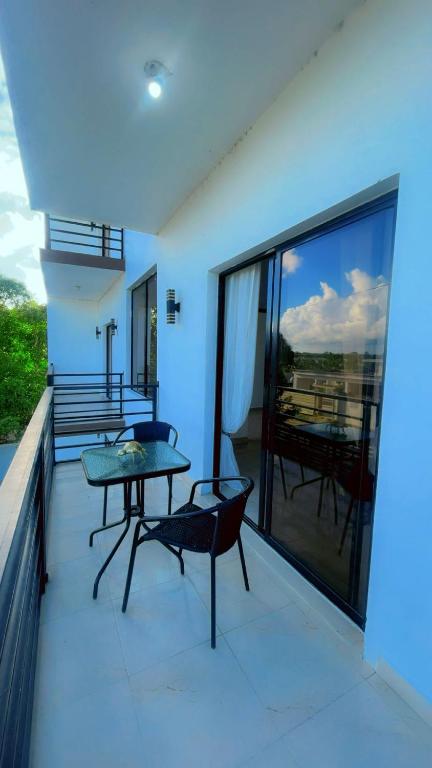 a balcony with a table and a table and chairs at GG residencial in El Factor
