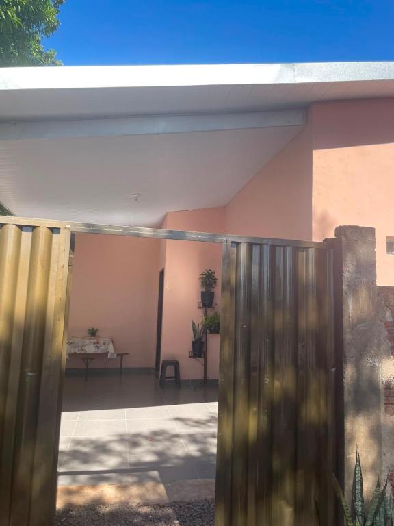 a house with a pivot door in a yard at Casa tranquila próximo ao centro e a Unigran in Dourados