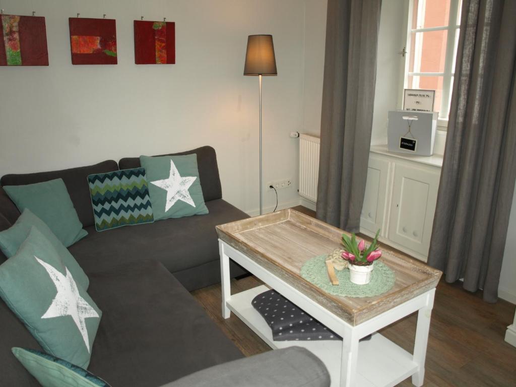 salon z kanapą i stolikiem kawowym w obiekcie Ferienhaus N° 14 w mieście Mülheim an der Mosel