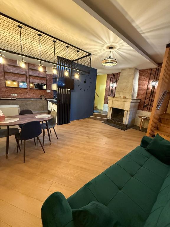 Cozy Apartment on Gagarini Square در تفلیس