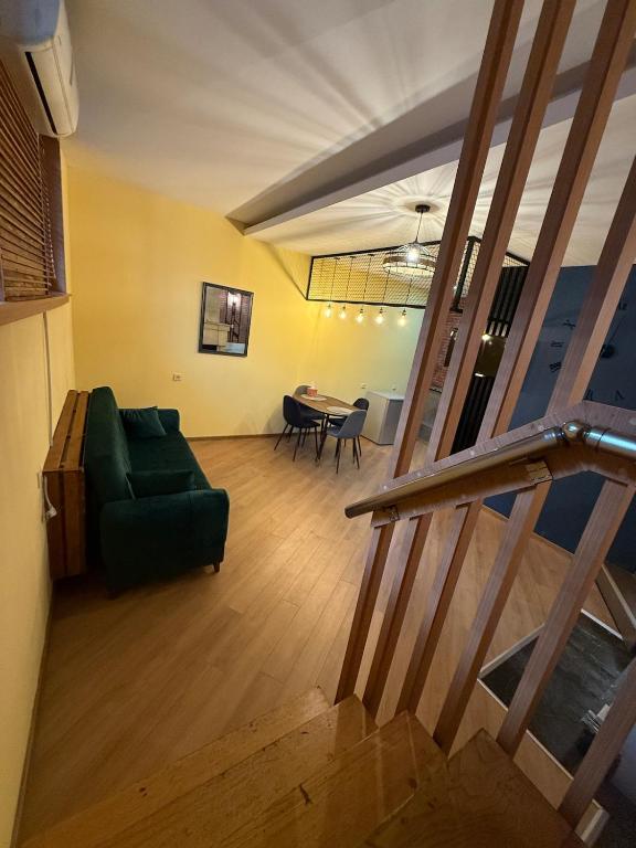 فضای داخلی Cozy Apartment on Gagarini Square در تفلیس - تصویر ۳
