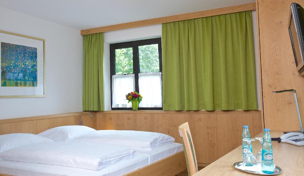 Postel nebo postele na pokoji v ubytování Hotel zur Mühle