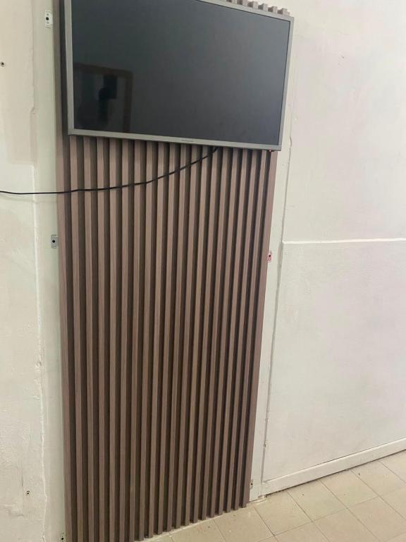 a sliding door with a television on top of it at Departamento Patri in General Pico
