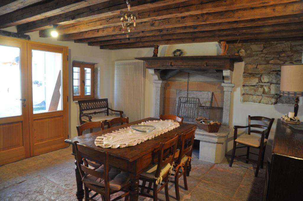 a dining room with a table and a fireplace at Casadelsale in Lusiana