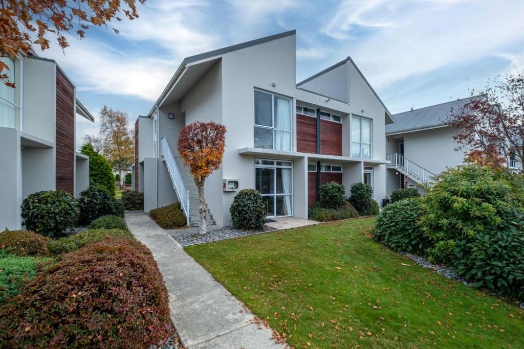 a large white house with a green yard at Methven Nest Apartment in Methven