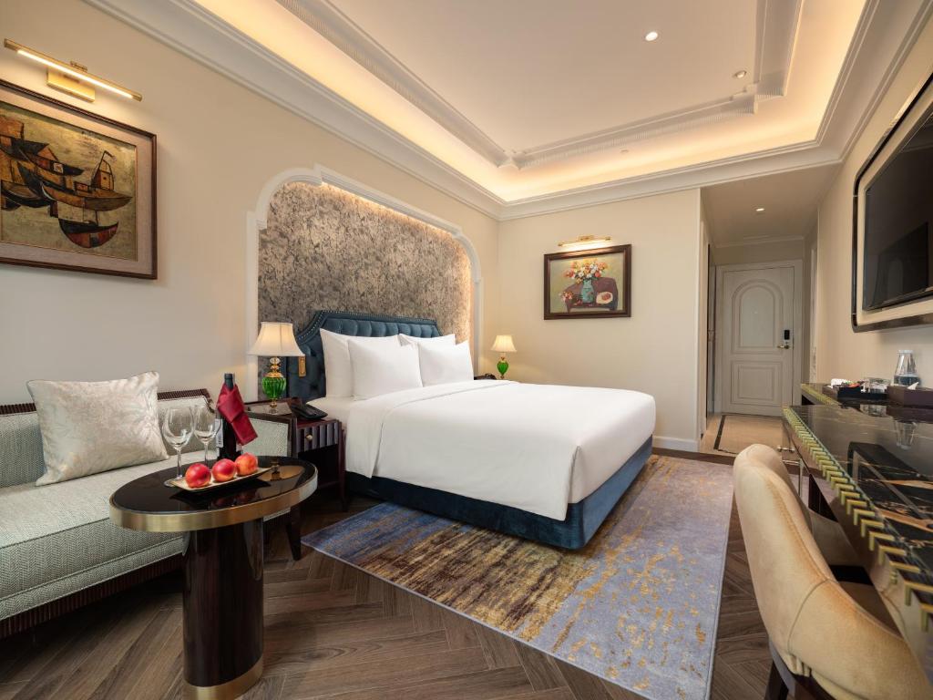 Guest room at Classyc Hotel Hang Buom