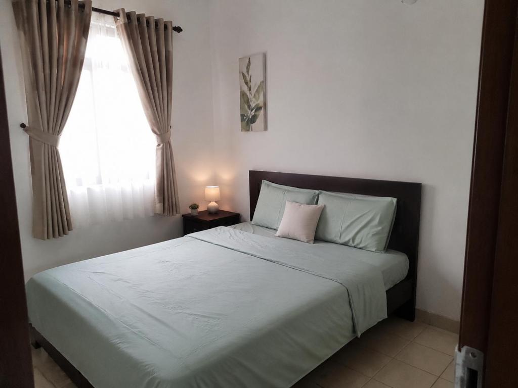 a bedroom with a bed with a pillow and a window at GORDITAS Villa in Zacatecas