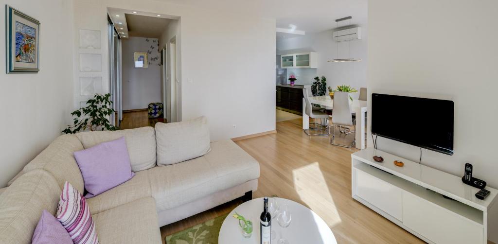 Televízia a/alebo spoločenská miestnosť v ubytovaní Sea Rhapsody Apartment