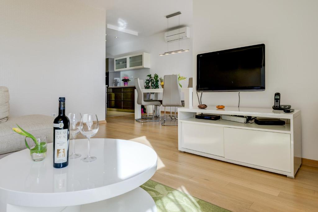 Televízia a/alebo spoločenská miestnosť v ubytovaní Sea Rhapsody Apartment