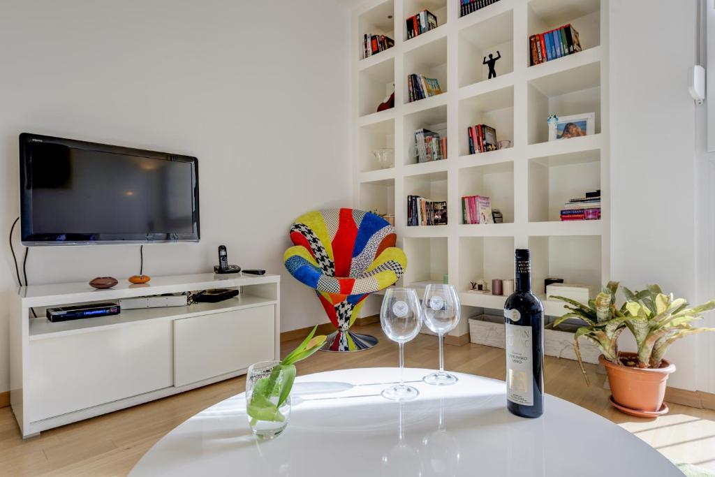 Televízia a/alebo spoločenská miestnosť v ubytovaní Sea Rhapsody Apartment