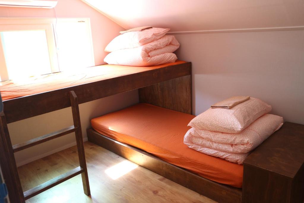 Cama ou camas em um quarto em Zzzip Guesthouse in Hongdae