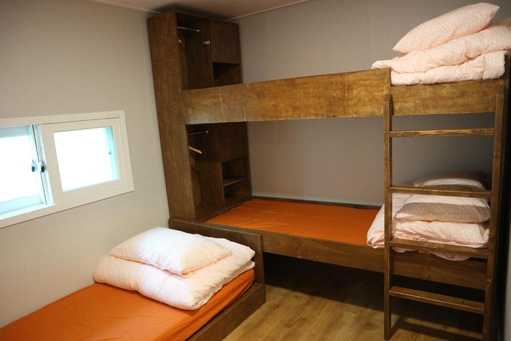 Cama ou camas em um quarto em Zzzip Guesthouse in Hongdae