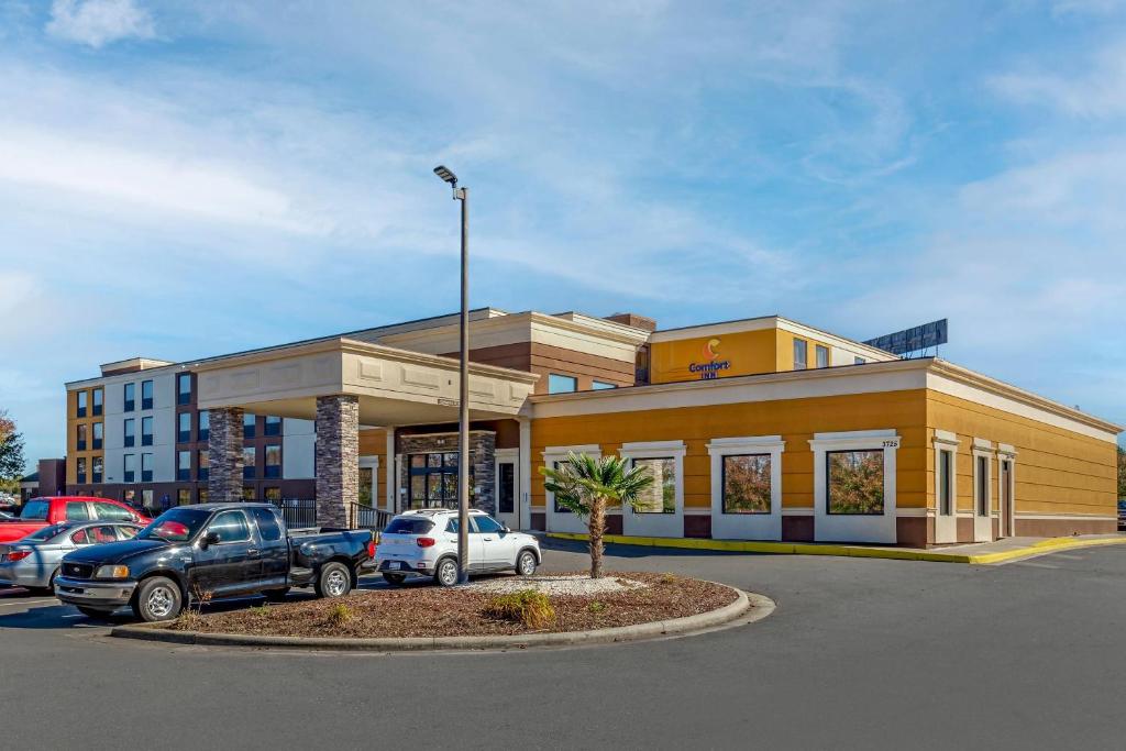a gas station with cars parked in a parking lot at Comfort Inn Fort Mill Amusement Park at Carowinds Blvd in Fort Mill