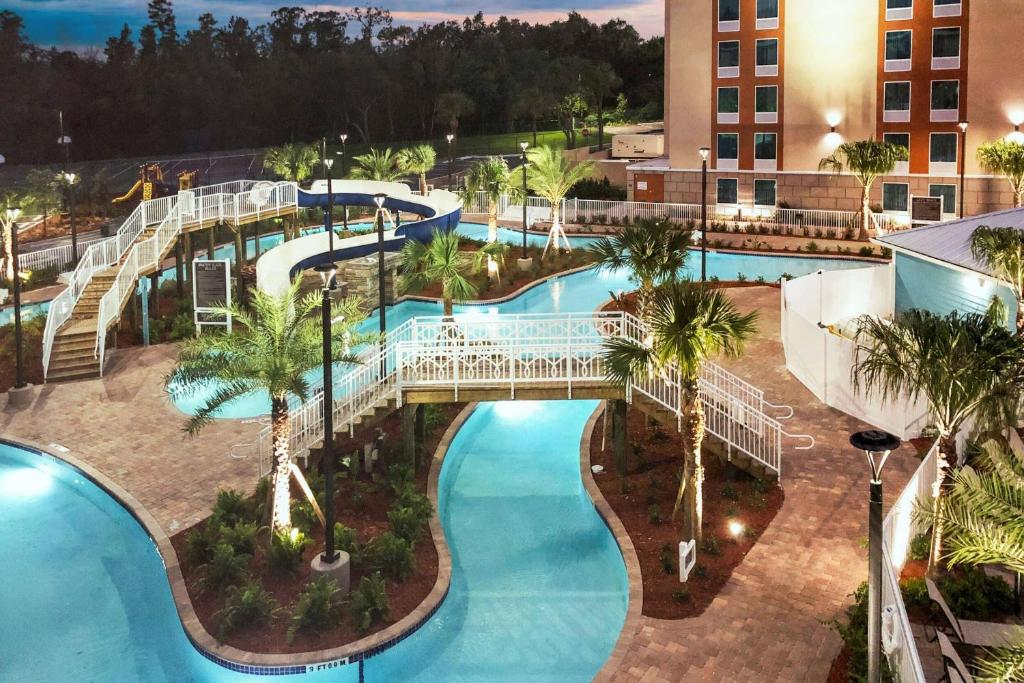 an overhead view of a pool at a resort at Radisson Hotel Orlando Lake Buena Vista South in Kissimmee