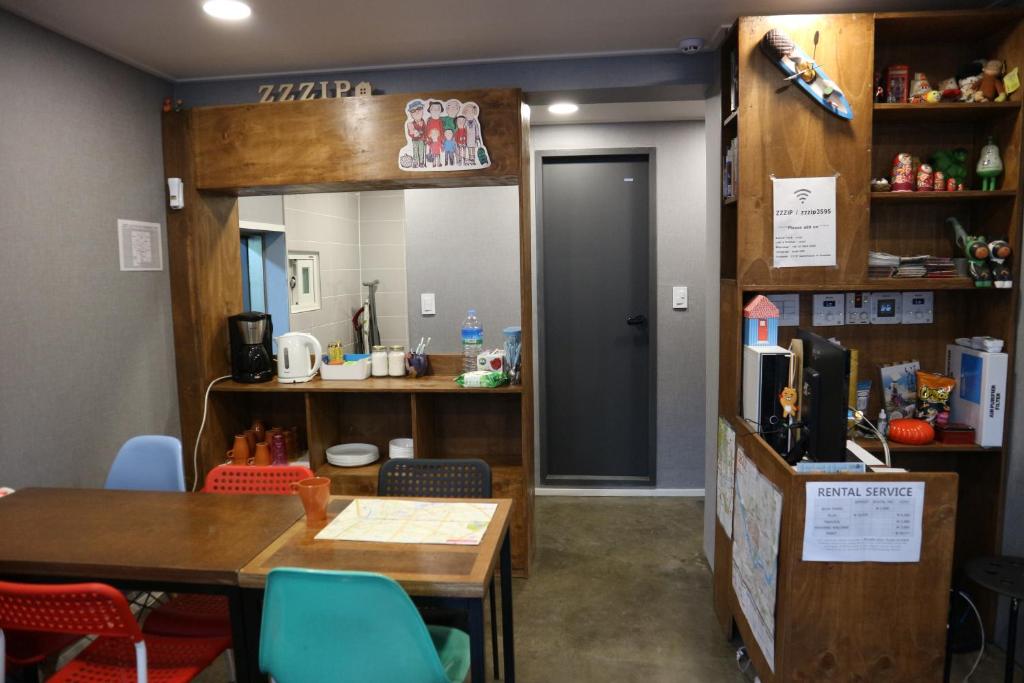 A cozinha ou cozinha compacta de Zzzip Guesthouse in Hongdae