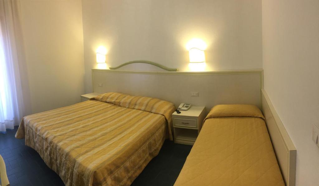 Postel nebo postele na pokoji v ubytování Hotel Due Torri