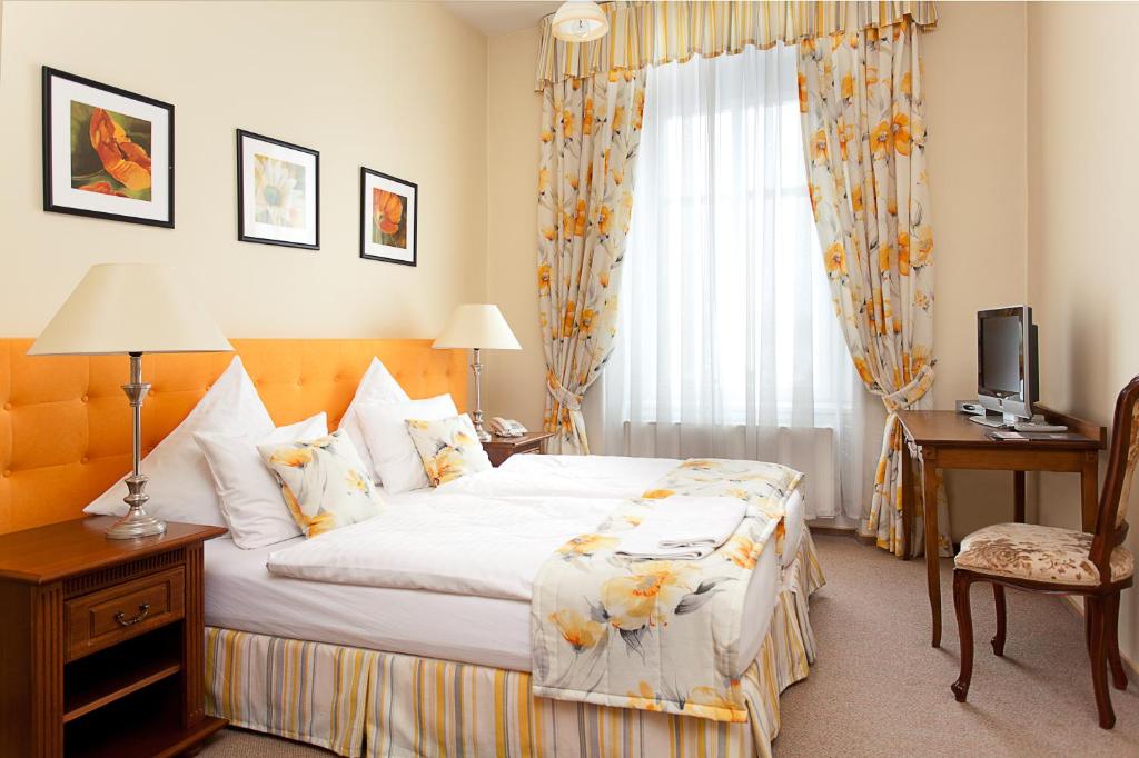 Postel nebo postele na pokoji v ubytování Pałac Brunów - Wellness & SPA