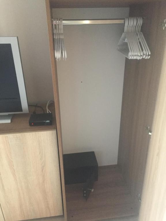 Telewizja i/lub zestaw kina domowego w obiekcie Komo Apartment