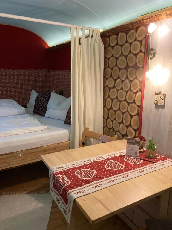 a room with a bed and a table with a table sidx sidx sidx at LandAuszeit Hummeltal in Culm
