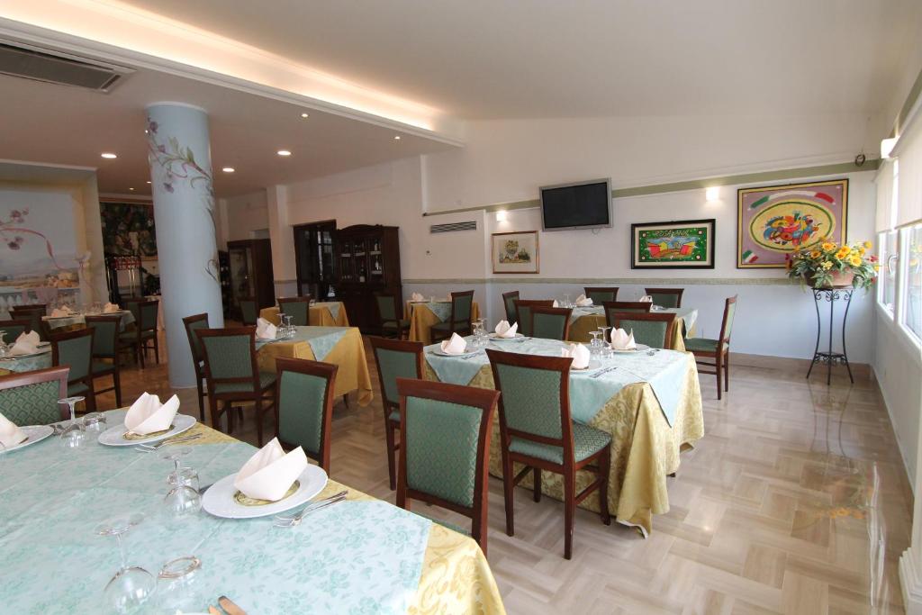 TV a/nebo společenská místnost v ubytování FILIPPONE HOTEL&RISTORANTE