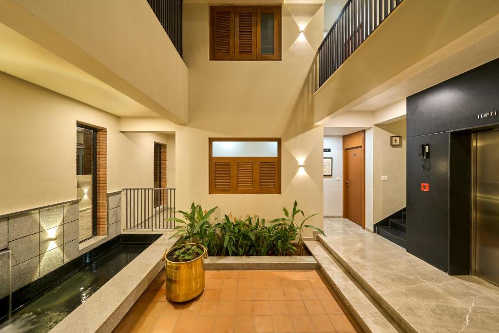 a hallway with a fish pond in the middle of a building at Parthas Suites in Tiruchirappalli