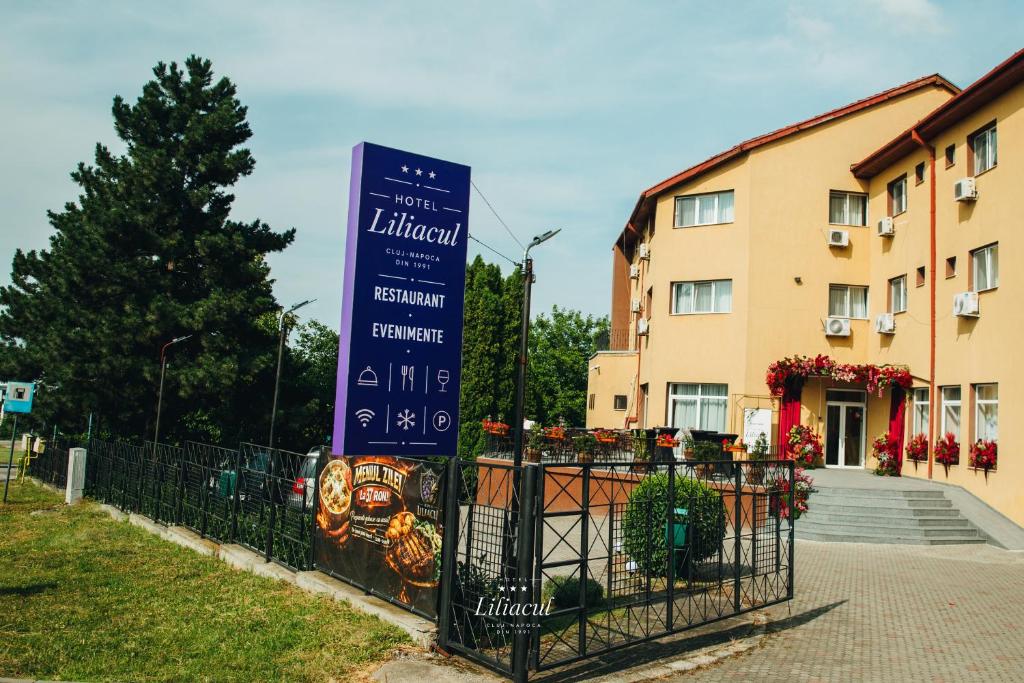ein Schild für ein Hotel vor einem Gebäude in der Unterkunft Hotel Liliacul in Cluj-Napoca