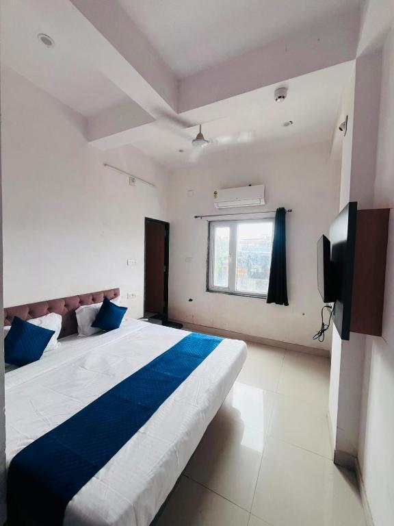 a bedroom with a large bed and a tv at Hotel Viny villa in Udaipur