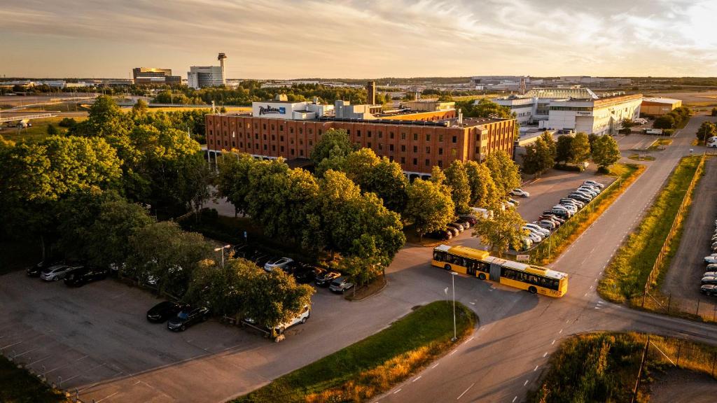an aerial view of a parking lot with a bus at Radisson Blu Arlandia Hotel, Stockholm-Arlanda in Arlanda