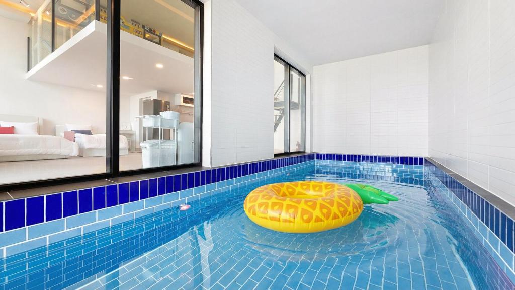 a swimming pool with an oar in a house at Goseong Belossi Ayajin Kids Poolvilla in Goseong