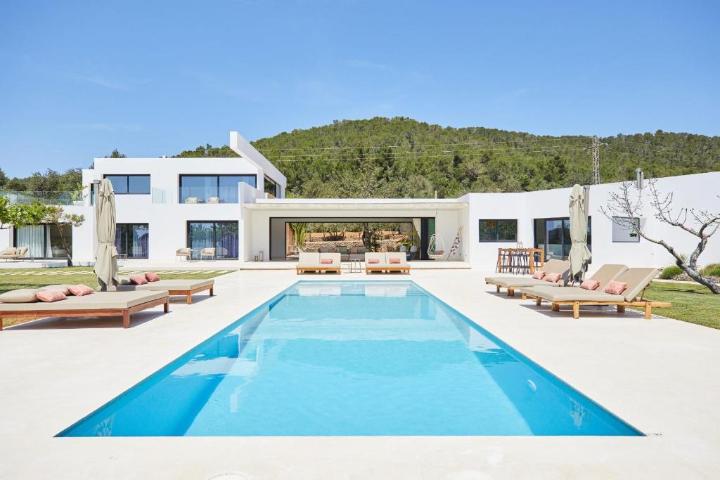 a swimming pool in the backyard of a villa at Can Pep De Sa Guaita in Sóller
