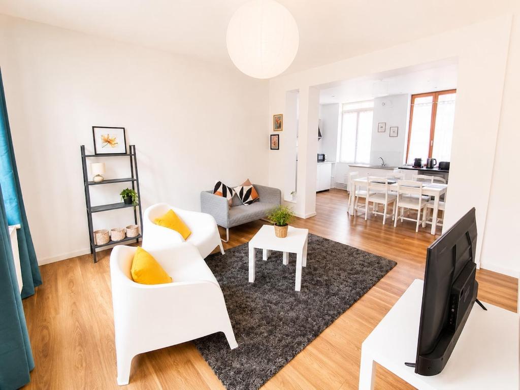 a living room with white furniture and a flat screen tv at Centre-Ville Appartement 90m2 Le Normand in Elbeuf