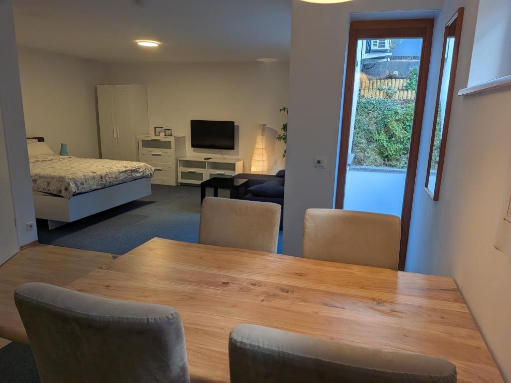 a room with a dining table and a bedroom at Ferienwohnung Tammer Allee in Tamm