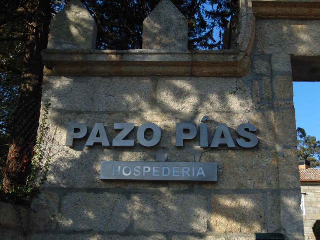 a sign for a pizza place on a wall at Pazo Pias P in Ramallosa