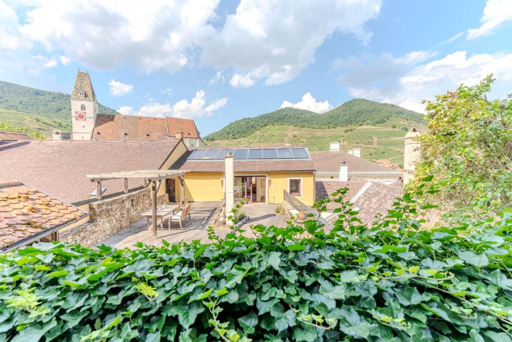 a view of a house with a roof at Hakuna Rooftop Penthouse Wachau in Spitz