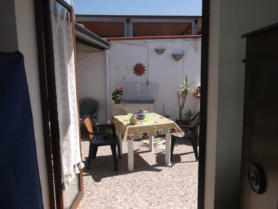 un patio con tavolo e sedie in camera di La Terrazzina a Balestrate