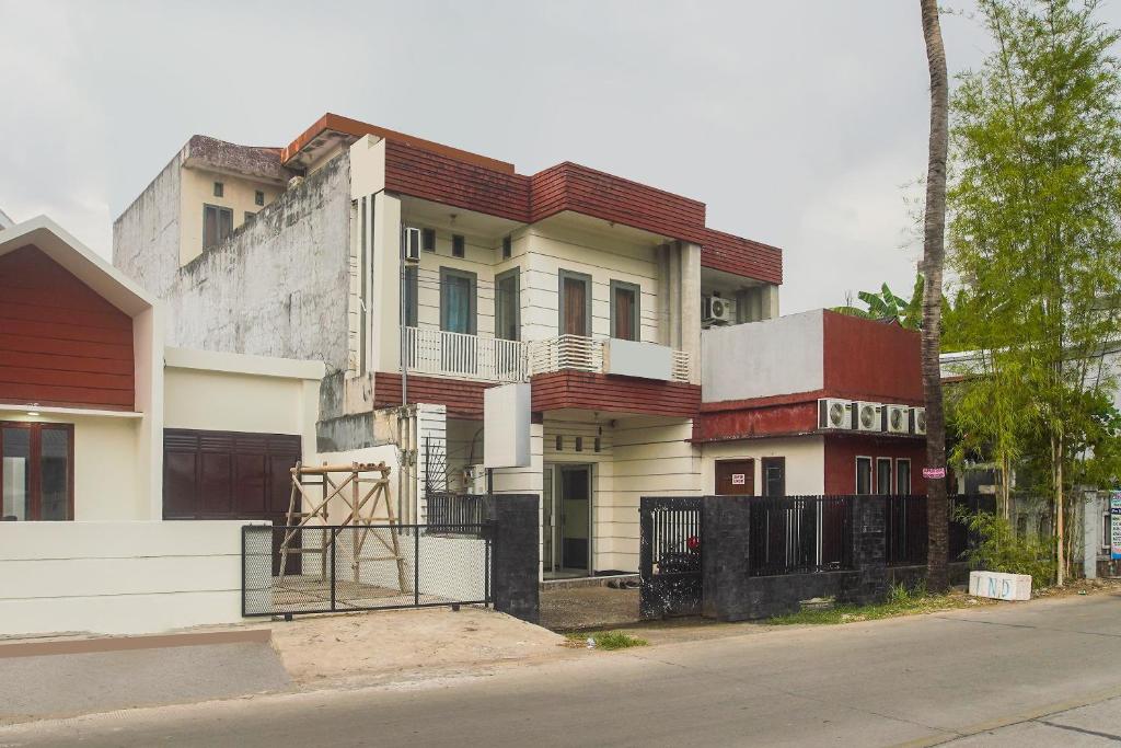 a building on the side of a street at Hotel O Icha Homestay in Makassar