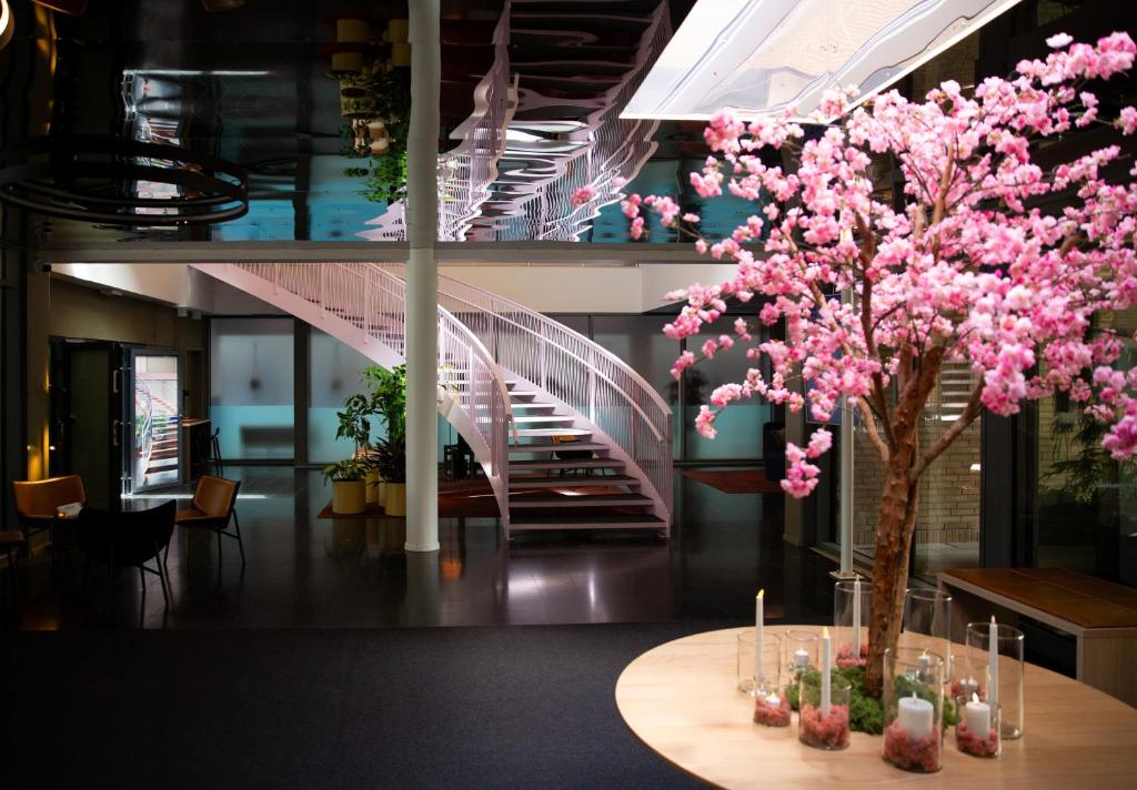 ein Tisch mit einem Baum mit rosa Blüten darauf in der Unterkunft CPH Hotel in Kopenhagen