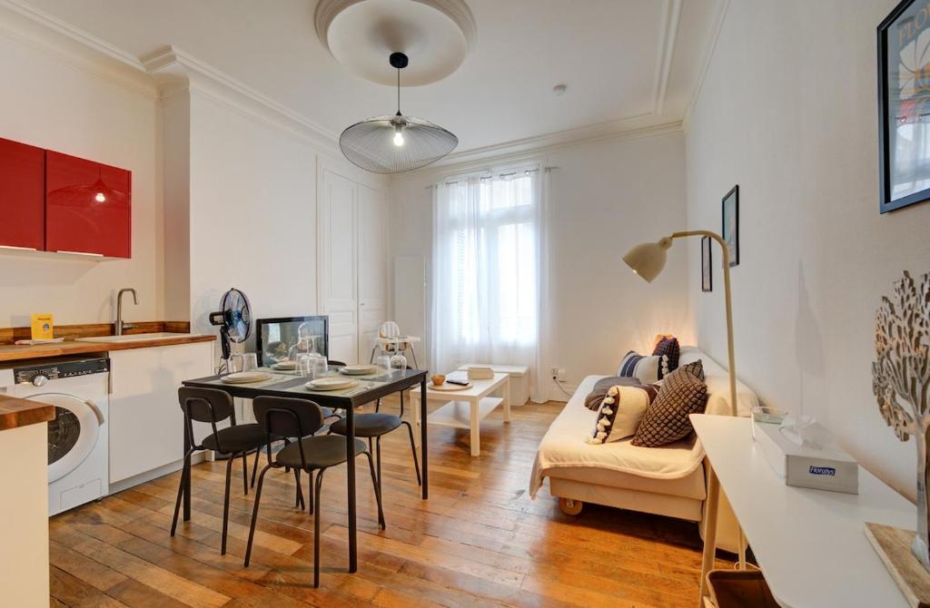 a kitchen and living room with a table and a couch at Viktor 3 - Hyper Centre - Place Jean Jaurès in Tours
