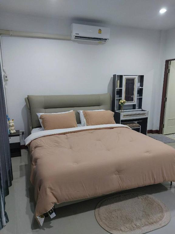 a bedroom with a large bed with pillows at Meena Home Hatyai in Ban Khlong Hae