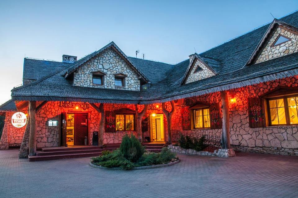un edificio de piedra con luces rojas. en Jaś i Małgosia, en Poraj